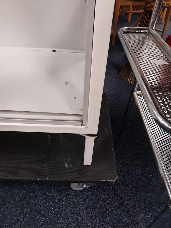 Image 1 of 1 mobiletto da farmacia in metallo bianco, anni '50, prodotto in Polonia