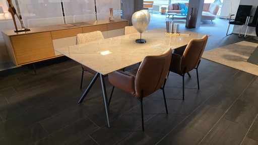 Mesa de comedor Aiven Bert PLantagie