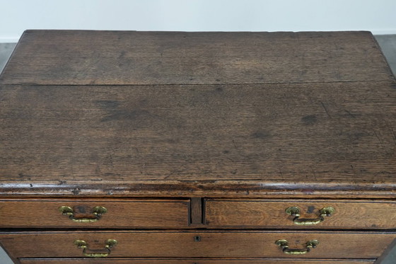 Image 1 of Commode anglaise ancienne en chêne du XVIIIe siècle