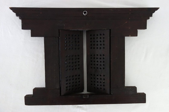 Image 1 of Antiek Newari-raam van gesneden hout, in Nepalese stijl.