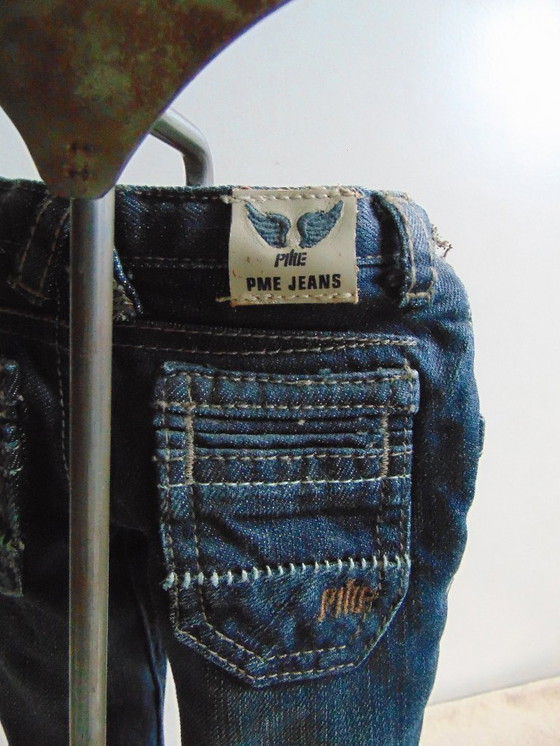 Image 1 of Standaard met miniatuurspijkerbroek