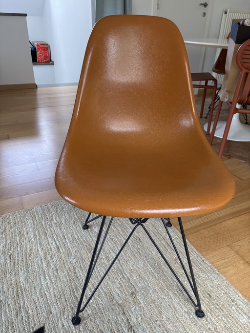 4x vitra eames donker oker