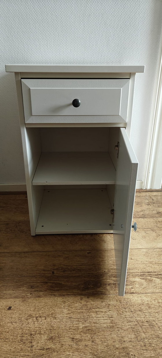 Image 1 of Comodino/mobiletto laterale bianco con cassetto e spazio di archiviazione