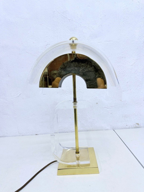 Lampe de table de style Hollywood Regency en acrylique et métal plaqué or, design années 70/80 – Plexiglass (photo 10 of 15)