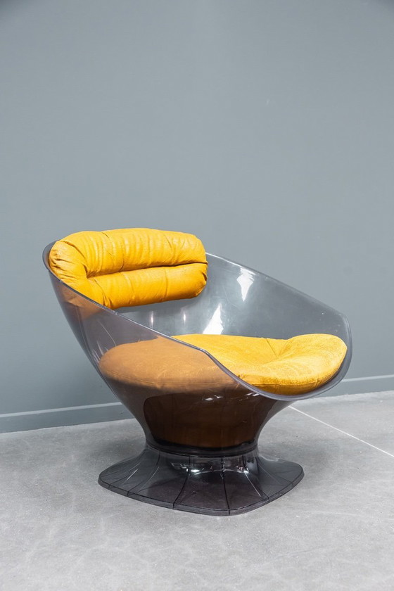 Image 1 of Poltrona lounge in Lucite Pod