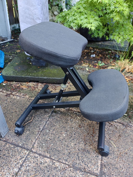 Kneeling chair, ergonomic design - black