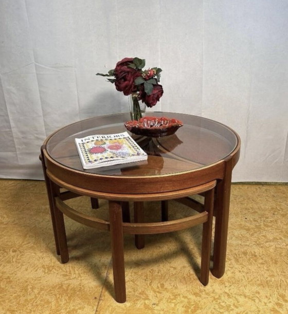 Image 1 of Table basse ronde rétro vintage en teck du milieu du siècle par Nathan 1960 Trinity Set