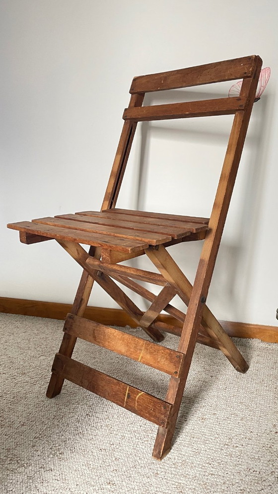 Image 1 of Antieke opklapbare houten stoel, een praktische en geometrische zitplaats. We zijn helemaal gecharmeerd van deze antieke stoel.