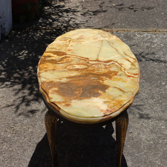 Image 1 of Table basse ovale française en marbre d'onyx et laiton - Table de salon - Table de cocktail - Style Louis XV- 70s