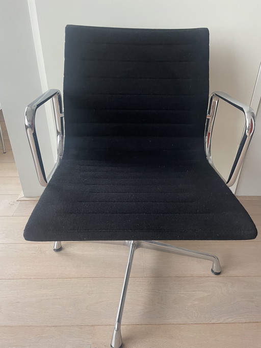 Drehbarer Eames-Stuhl Vitra 90er Jahre