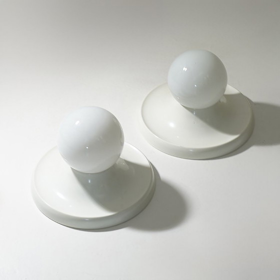 Image 1 of Een paar Light Ball plafondlampen van de gebroeders Castiglioni voor Flos, jaren 60.