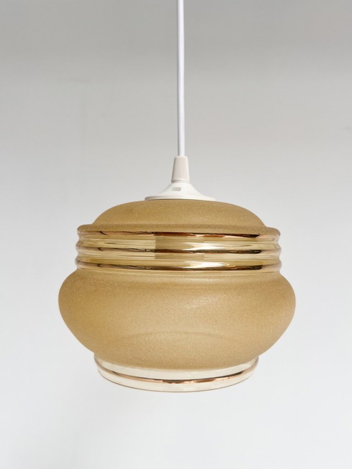 Matte Vintage-Deckenleuchte mit goldfarbenem Rand, 18 cm, 1960er Jahre – hanglampen, Plastic, Glass (photo 2 of 7)