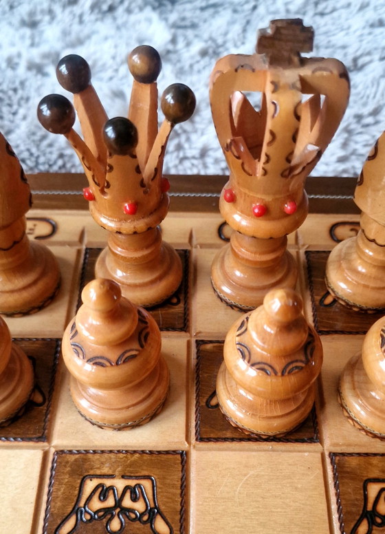 Image 1 of  Magnifique échiquier en bois vintage fait à la main avec des pièces uniques
