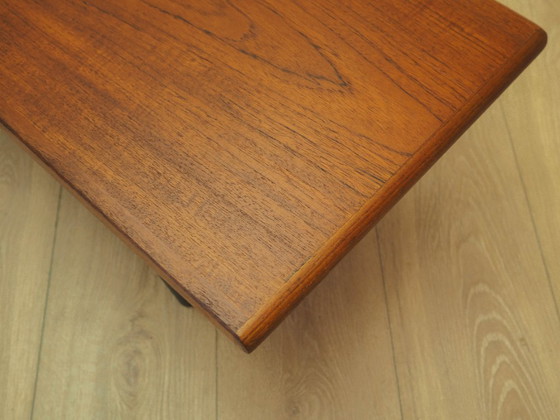 Aparador de teca con patas cónicas oscuras, mesa consola baja danesa, década de 1970. – Wood (photo 10 of 13)
