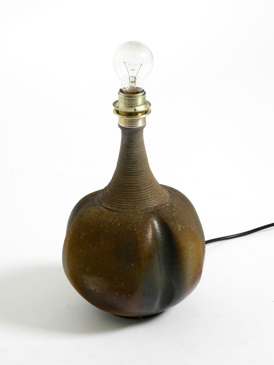 Image 1 of Bellissima lampada da tavolo in ceramica degli anni '60 con paralume in tessuto originale