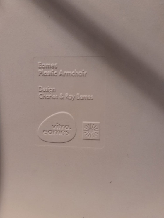 Vitra Eames Plastic Armchair, disegnata da Charles & Ray Eames, crema, Poltrone, Plastica, Legno (foto 2 di 8)