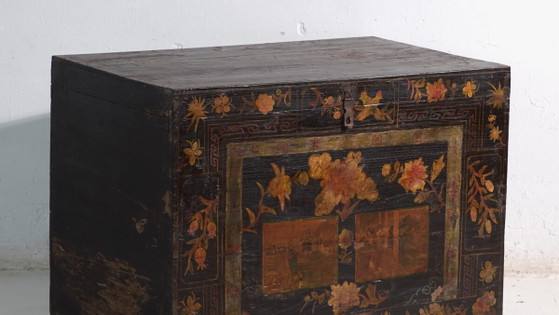 Baule antico dipinto in legno di pino – Cina, circa 1900 – Armadi contenitori, Iron (photo 3 of 40)