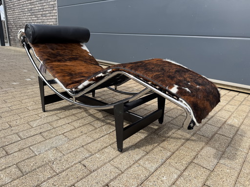 Cassina LC4 Le Corbusier d'origine, cuir de vachette, neuf dans sa boîte