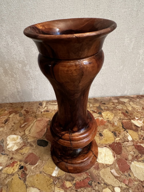 Image 1 of Gedraaide vaas van olijfhout, 23 cm hoog