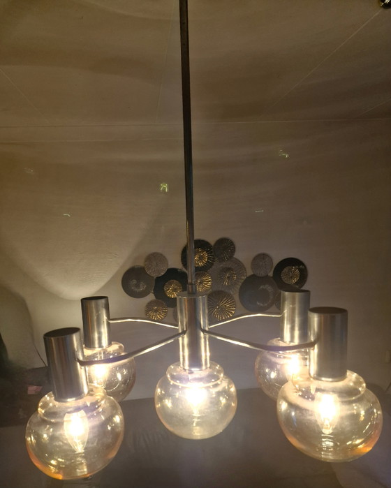 Image 1 of Lampe pendante atomique Mid Century Modern. 5 ampoules en verre ambré. Attribuée à Sciolari