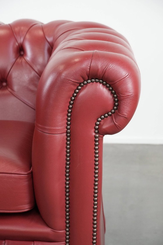 Image 1 of Sillón Chesterfield de piel de vaca inglesa en un impresionante color rojo