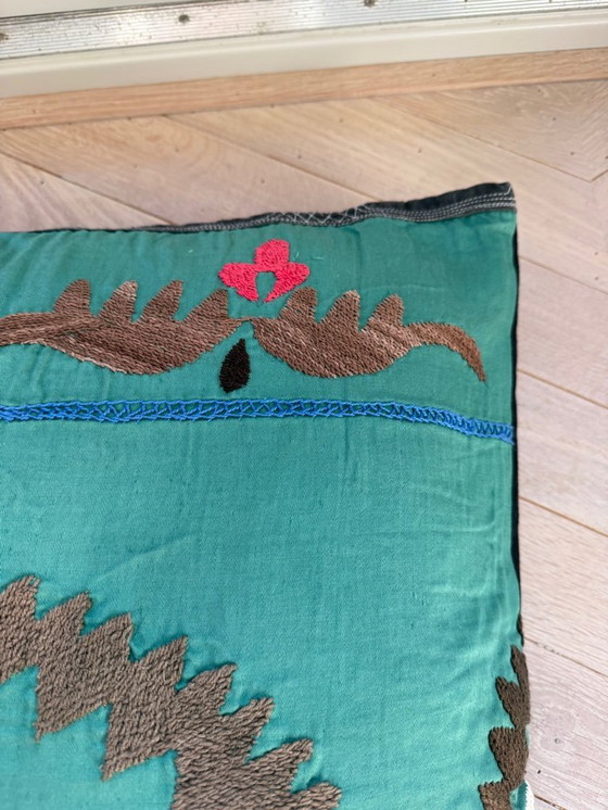 Image 1 of Coussin décoratif brodé vert style bohème Day Birger & Mikkelsen