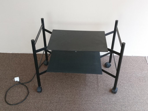 Bellissimo ed elegante tavolo porta TV in metallo nero anni '90