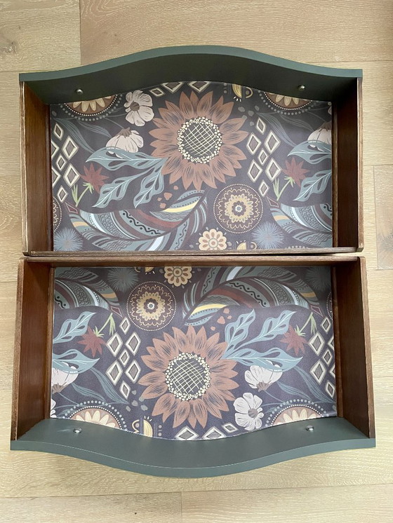 Image 1 of Comò vintage Serpentine con dettagli dorati dipinti a mano