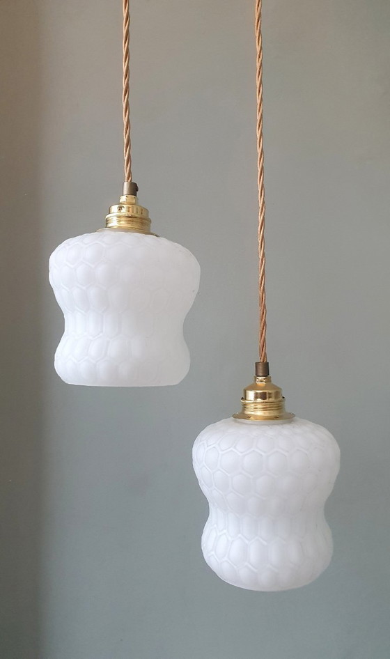 Image 1 of Lampada a sospensione vintage - vetro opalino bianco con trama a nido d'ape