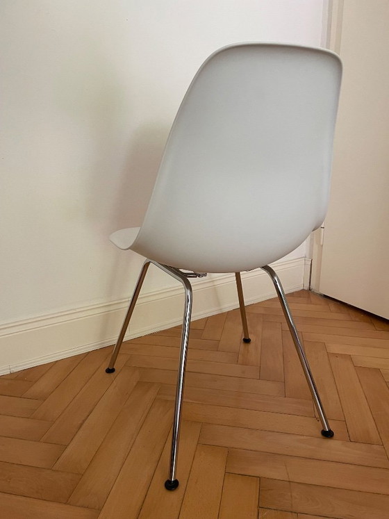 Sedia Vitra Eames in plastica | Sedia di design originale | Buone condizioni | Struttura bianca e cromata (photo 3 of 6)