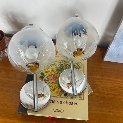 Een paar Mazzega Murano bolvormige wandlampen van glas en roestvrij staal. – Murano Glass