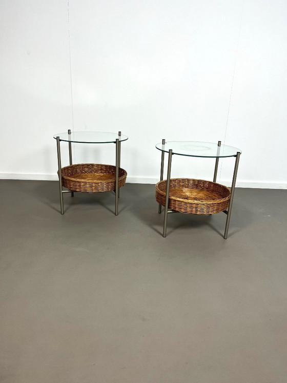 Image 1 of 2 petites tables d'appoint avec porte-revues en osier, années 1960.
