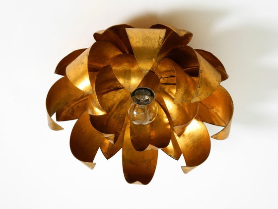 Image 1 of Magnifique applique murale ou plafonnier floral plaqué or des années 1970, orné de grandes feuilles et de style Régence.