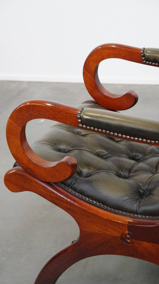 Image 1 of Poltrona Chesterfield inglese in pelle di mucca verde con legno