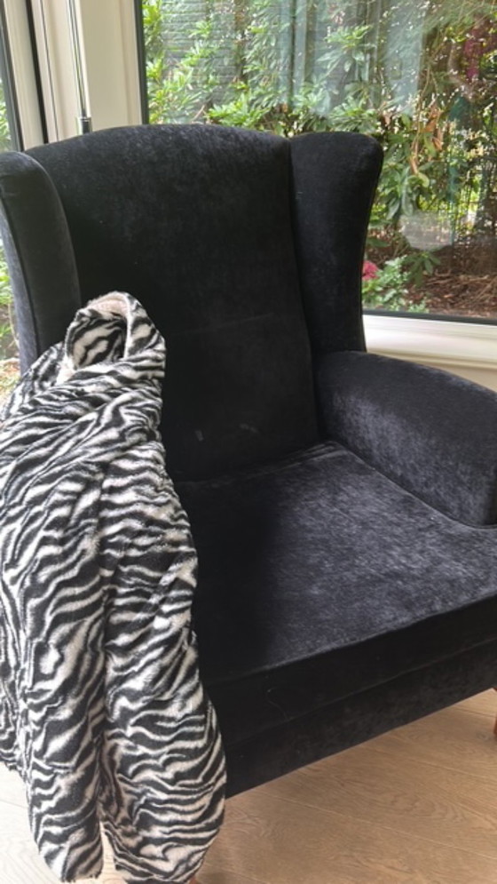 Image 1 of Lussuosa poltrona Wingback in velluto nero - Modello classico, rivestito di recente