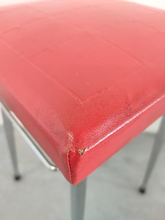 Image 1 of Sgabello industriale vintage anni '60/'70 con sedile in similpelle rossa.