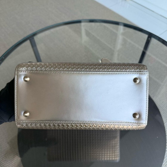 Image 1 of DIOR LADY MEDIUM - MICRO-CANNAGE METALLIC GOUDEN BESLAG