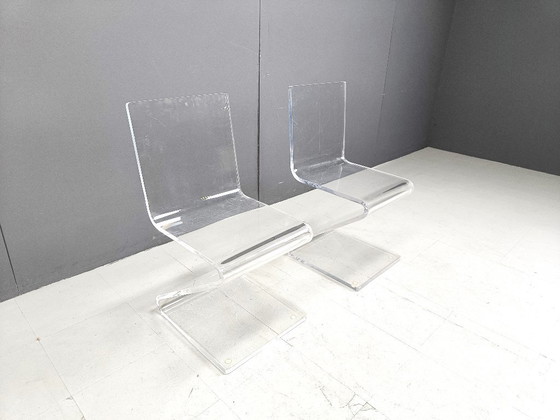 Paire de chaises en plexiglas à motif zigzag, années 1970 – Chaises de salle à manger (photo 6 of 9)