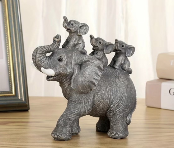 Figurine décorative représentant une éléphante et ses trois éléphanteaux. – Objets déco, Other (photo 3 of 5)