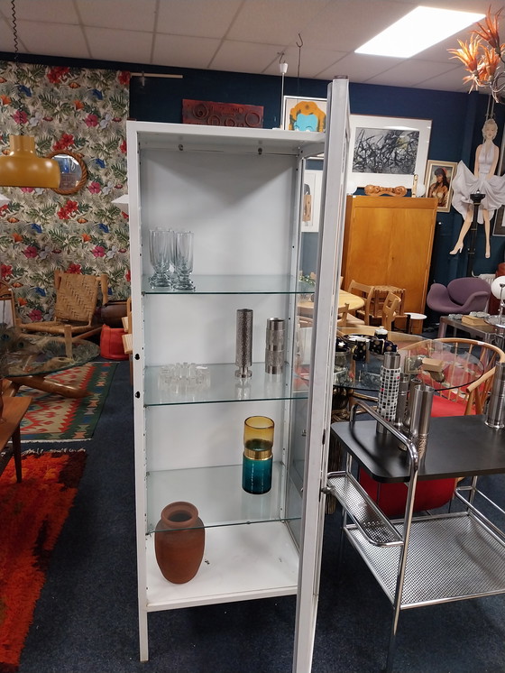 Image 1 of 1 mobiletto da farmacia in metallo bianco, anni '50, prodotto in Polonia