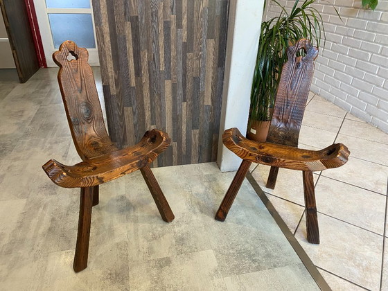 Image 1 of antieke brutalistische driepootstoel n2 gesneden massief hout