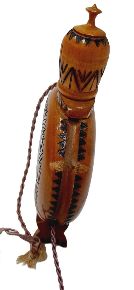 Image 1 of Flacon en bois pyrogravé roumain vintage de 20 cm