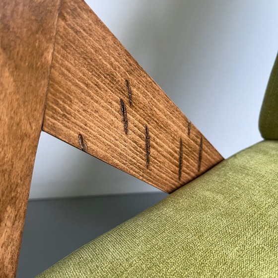 Vintage fauteuil in mid-century modern stijl: limoengroene stof, frame van beukenhout. – Wood (photo 7 of 14)
