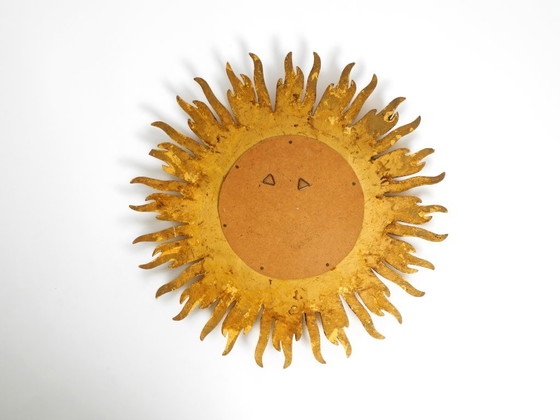 Image 1 of Grande specchio da parete Mid Century Modern Sunburst Kovex in legno e resina, placcato oro | Ø 52 cm