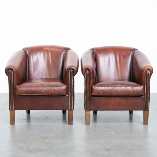 2 x Vintage schapenleren clubfauteuil met siernagels 