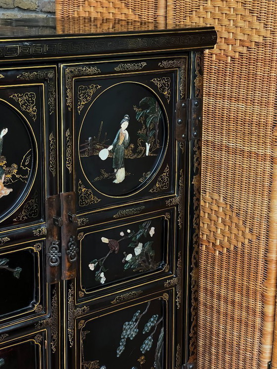 Image 1 of Armario chinoiserie antiguo con incrustaciones de nácar - Armario lacado chino