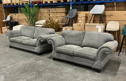 Zwei klassische Sofas, grauer Textilbezug