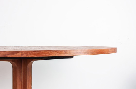 Image 1 of Zeer grote Deense teakhouten eettafel, ovaal en uitschuifbaar, met centrale voet, model HM 55, John Mortensen Dyrlund.