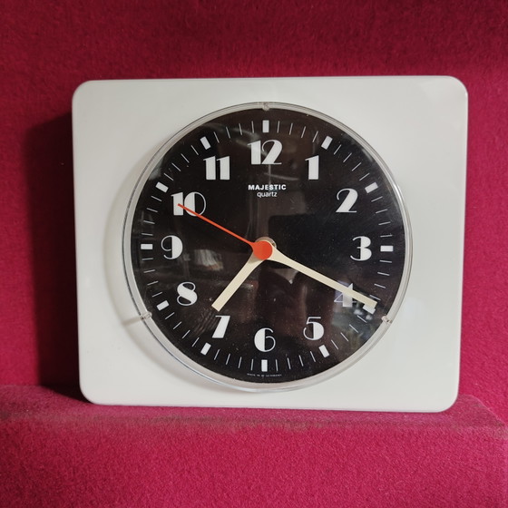 Image 1 of Vintage minimalistische wandklok uit West-Duitsland – Majestic Quartz