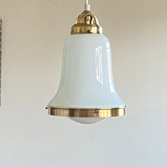 Image 1 of Lampada a sospensione in vetro opalino bianco e ottone